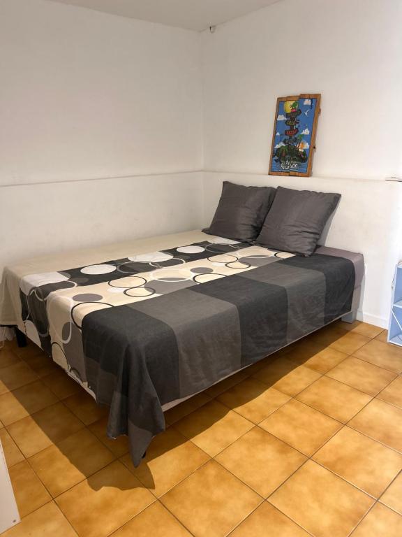 Postel nebo postele na pokoji v ubytování Logement indépendant St leu dans les bas