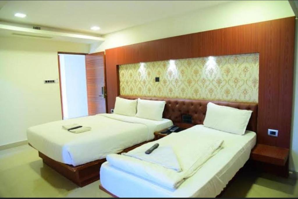 Postel nebo postele na pokoji v ubytování Hotel Adya Classsic