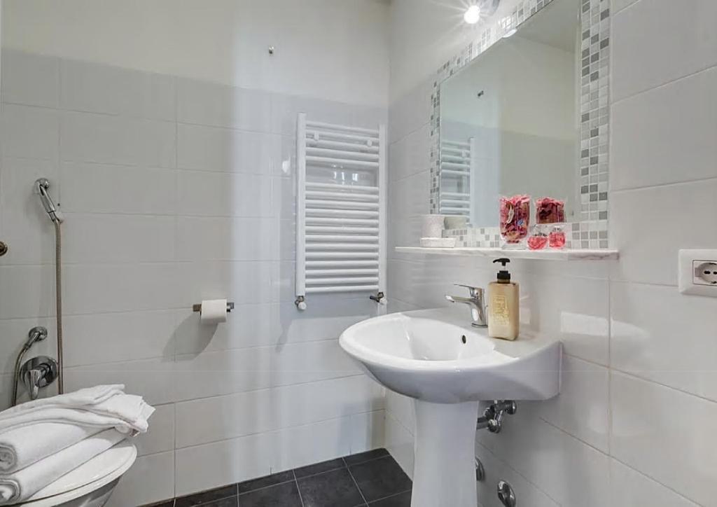 A bathroom at Machiavelli Suites