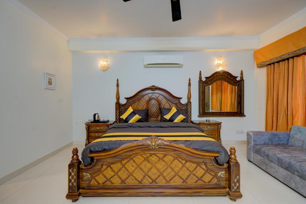 Postel nebo postele na pokoji v ubytování Amrit Hotel - Hotel & Banquet,Sector 32