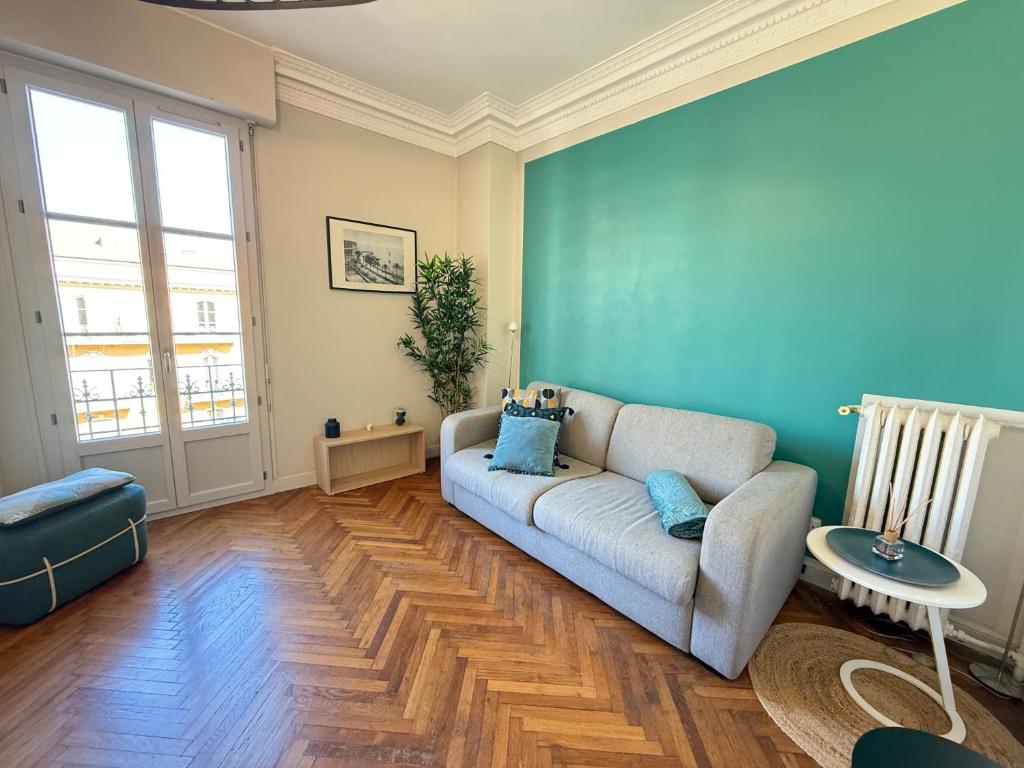 un salon avec un canapé et une table dans l'établissement Studio Cosy Nice Centre ville, à Nice