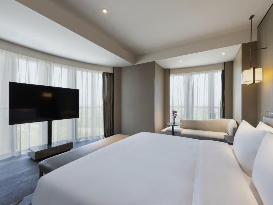 TV a/nebo společenská místnost v ubytování Grand Mercure Shanghai Lingang