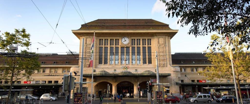 a large building with a clock on top of it at Superbe Studio en Plein Centre à Lausanne Gare in Lausanne