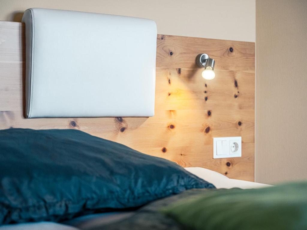 Postel nebo postele na pokoji v ubytování Zirben Diamant Rooms & Dogs