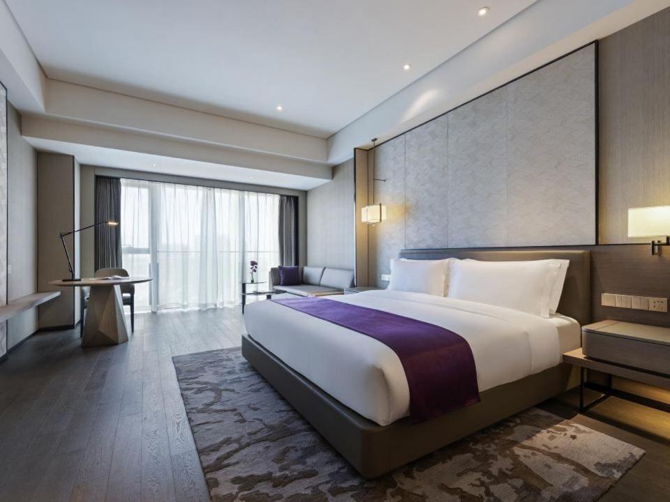 Postel nebo postele na pokoji v ubytování Grand Mercure Shanghai Lingang
