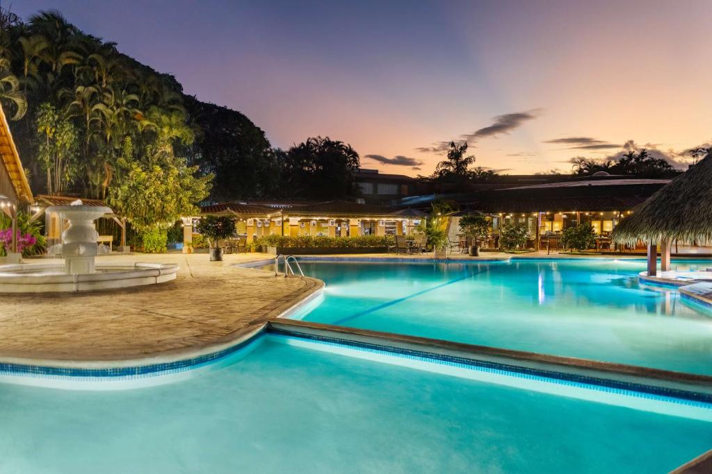 Bazén v ubytování Hilton Cariari DoubleTree San Jose - Costa Rica nebo v jeho okolí