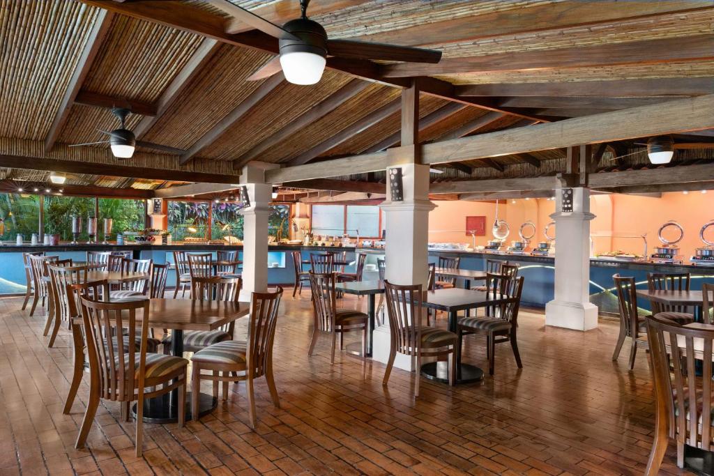Restaurace v ubytování Hilton Cariari DoubleTree San Jose - Costa Rica