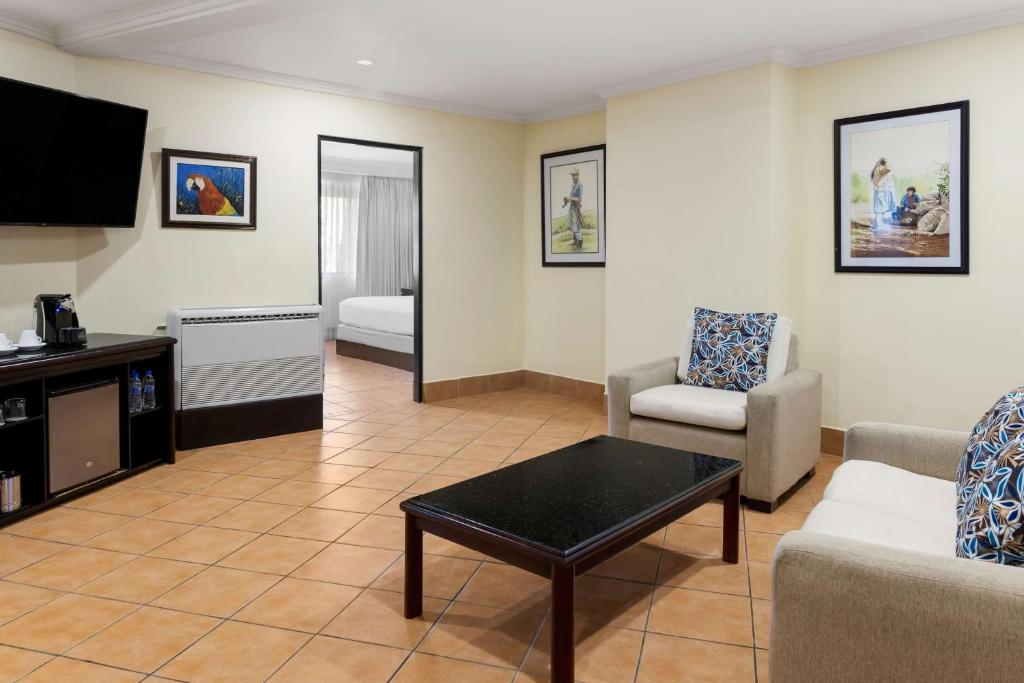 TV a/nebo společenská místnost v ubytování Hilton Cariari DoubleTree San Jose - Costa Rica