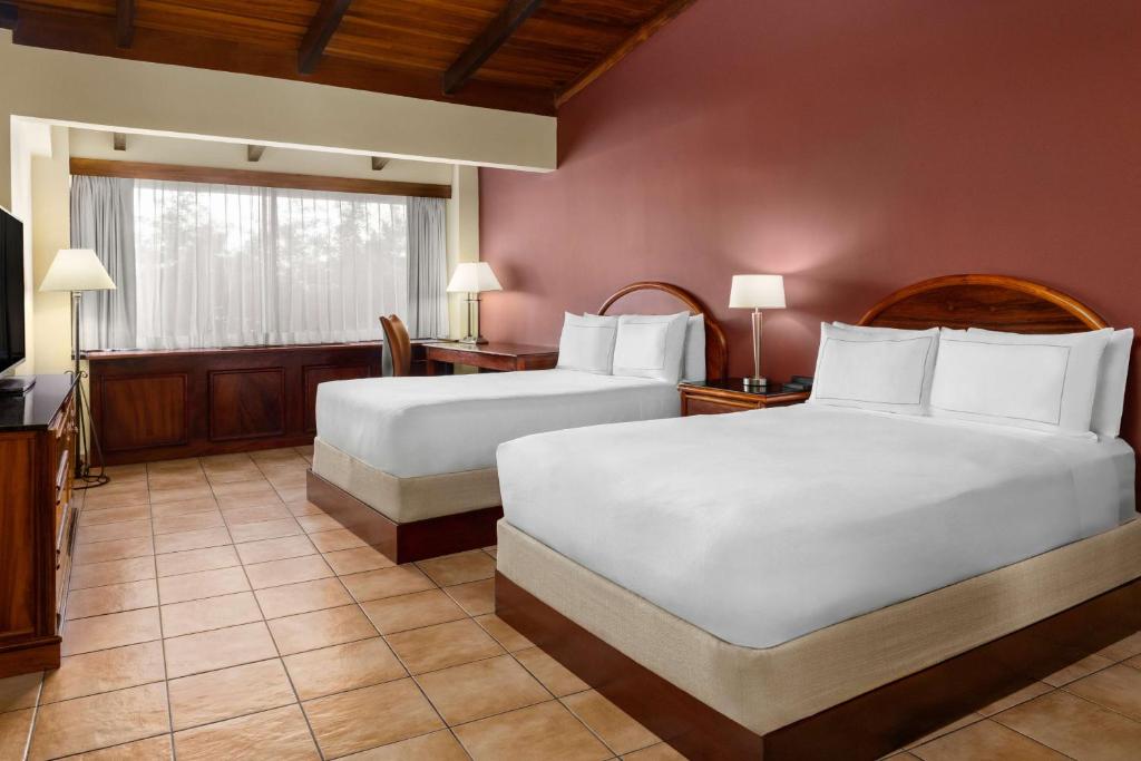 Postel nebo postele na pokoji v ubytování Hilton Cariari DoubleTree San Jose - Costa Rica