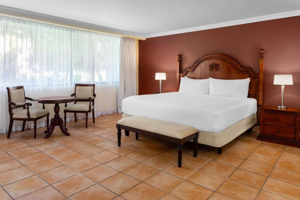 Postel nebo postele na pokoji v ubytování Hilton Cariari DoubleTree San Jose - Costa Rica