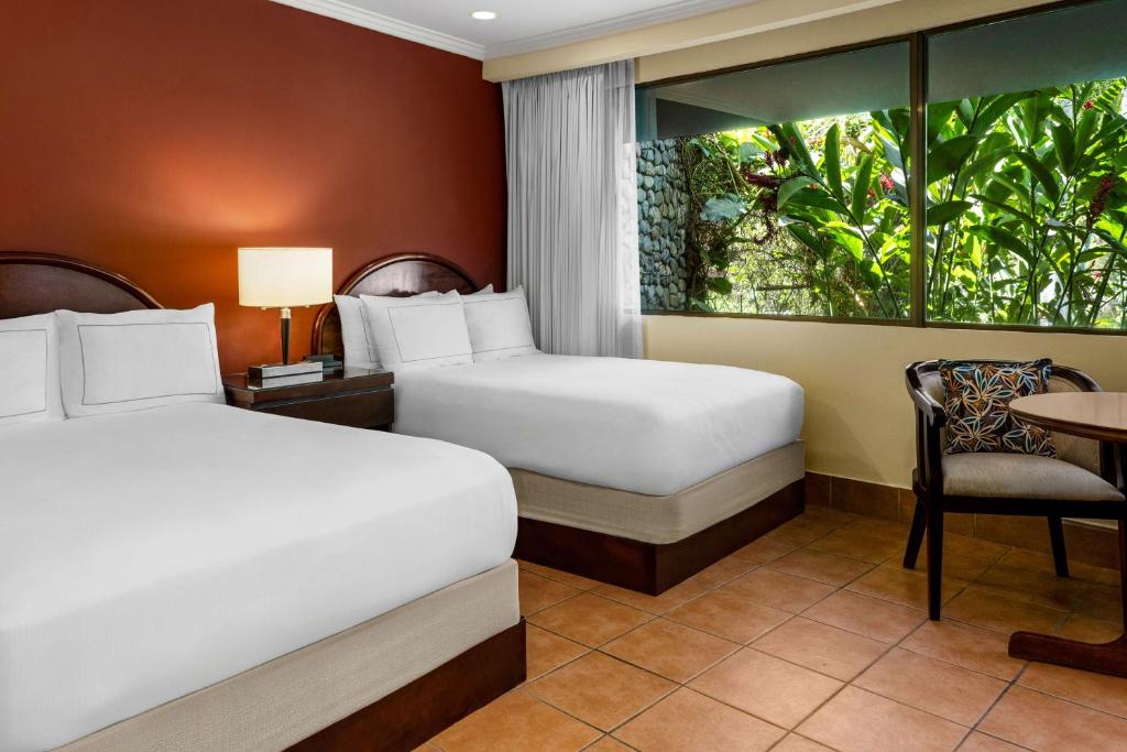 Postel nebo postele na pokoji v ubytování Hilton Cariari DoubleTree San Jose - Costa Rica