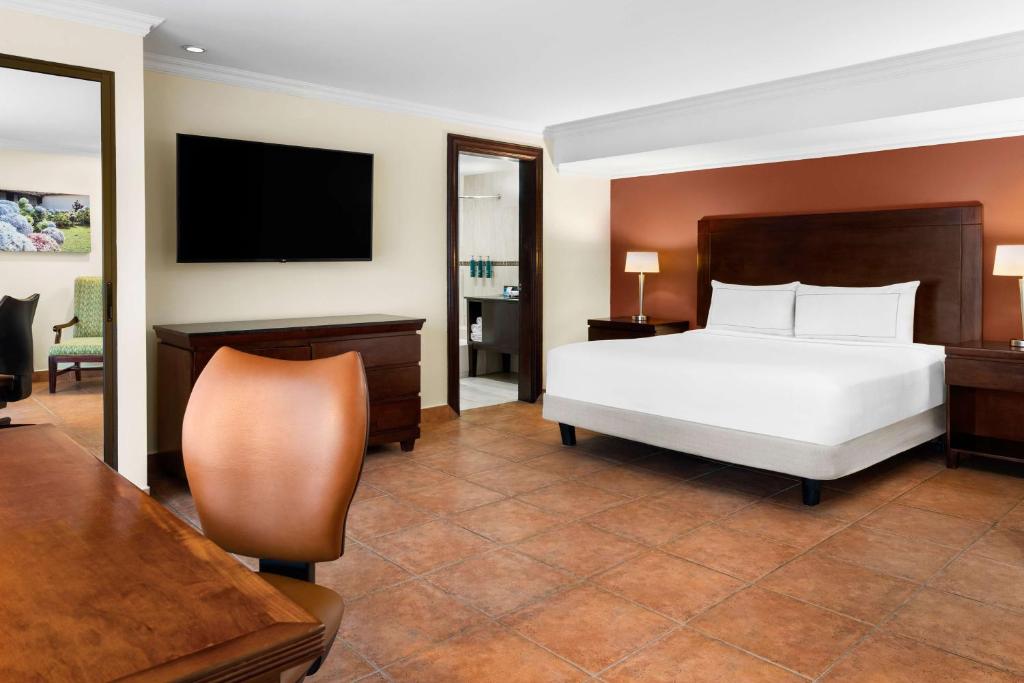 Postel nebo postele na pokoji v ubytování Hilton Cariari DoubleTree San Jose - Costa Rica