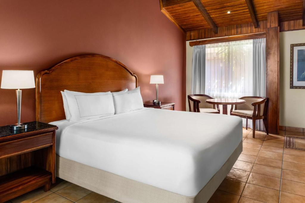 Postel nebo postele na pokoji v ubytování Hilton Cariari DoubleTree San Jose - Costa Rica
