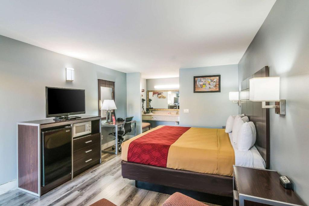 Econo Lodge Hesperia - Victorville I-15 - King Room With One King Bed - Non-Smoking