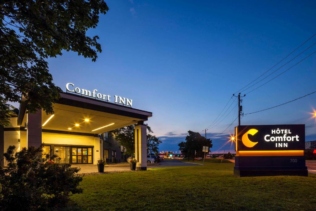 Сертификат, награда, вывеска или другой документ, выставленный в Comfort Inn Montreal Aeroport