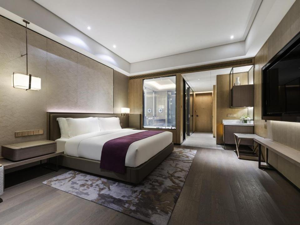 Postel nebo postele na pokoji v ubytování Grand Mercure Shanghai Lingang