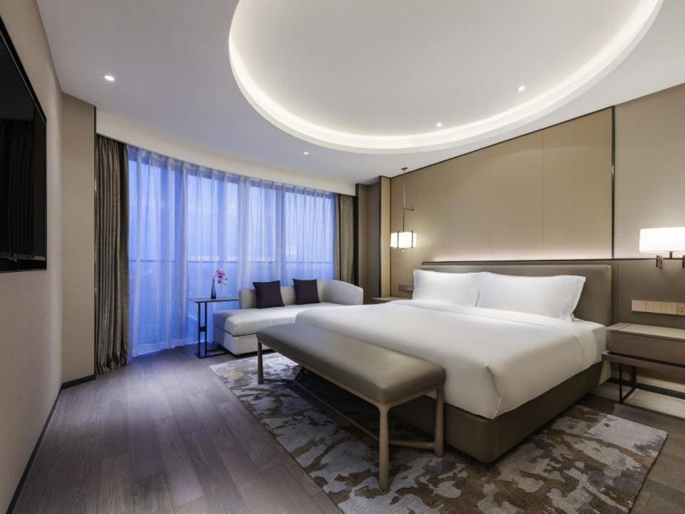 Postel nebo postele na pokoji v ubytování Grand Mercure Shanghai Lingang