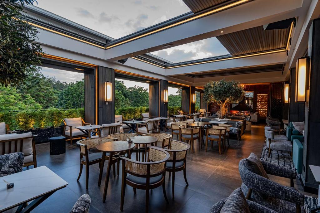 Restaurace v ubytování Kwetu Nairobi, Curio Collection By Hilton