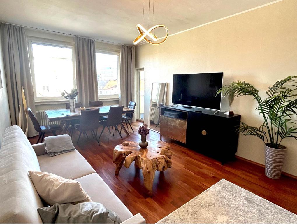 a living room with a couch and a tv at ED-große, moderne Wohnung in zentraler Lage, mit Balkon, Lift und Parkplatz in Hannover