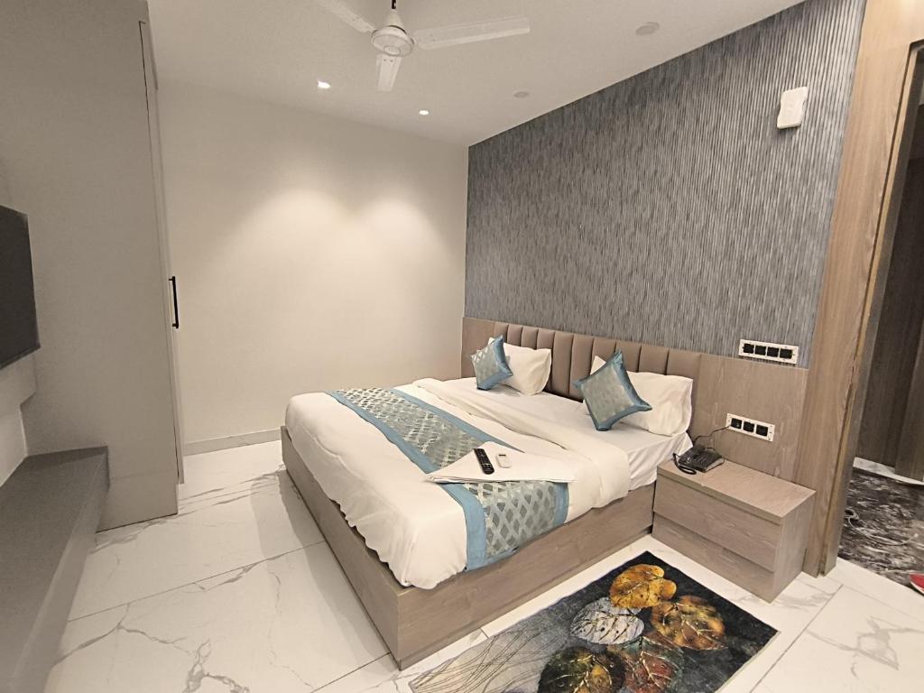 Postel nebo postele na pokoji v ubytování Prime Rooms - Satya Niketan Nr South campus Metro