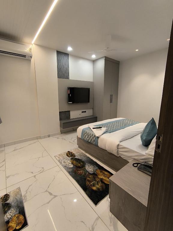 TV a/nebo společenská místnost v ubytování Prime Rooms - Satya Niketan Nr South campus Metro