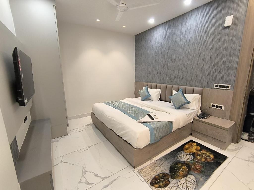 Postel nebo postele na pokoji v ubytování Prime Rooms - Satya Niketan Nr South campus Metro