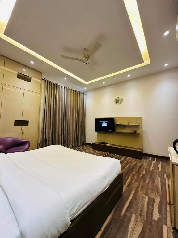 TV a/nebo společenská místnost v ubytování Luxury HomeStay Prime Location, South Delhi
