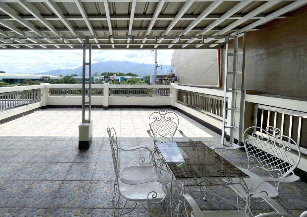 Balkón nebo terasa v ubytování RedDoorz @ Capitol View MC Inn Nueva Vizacaya