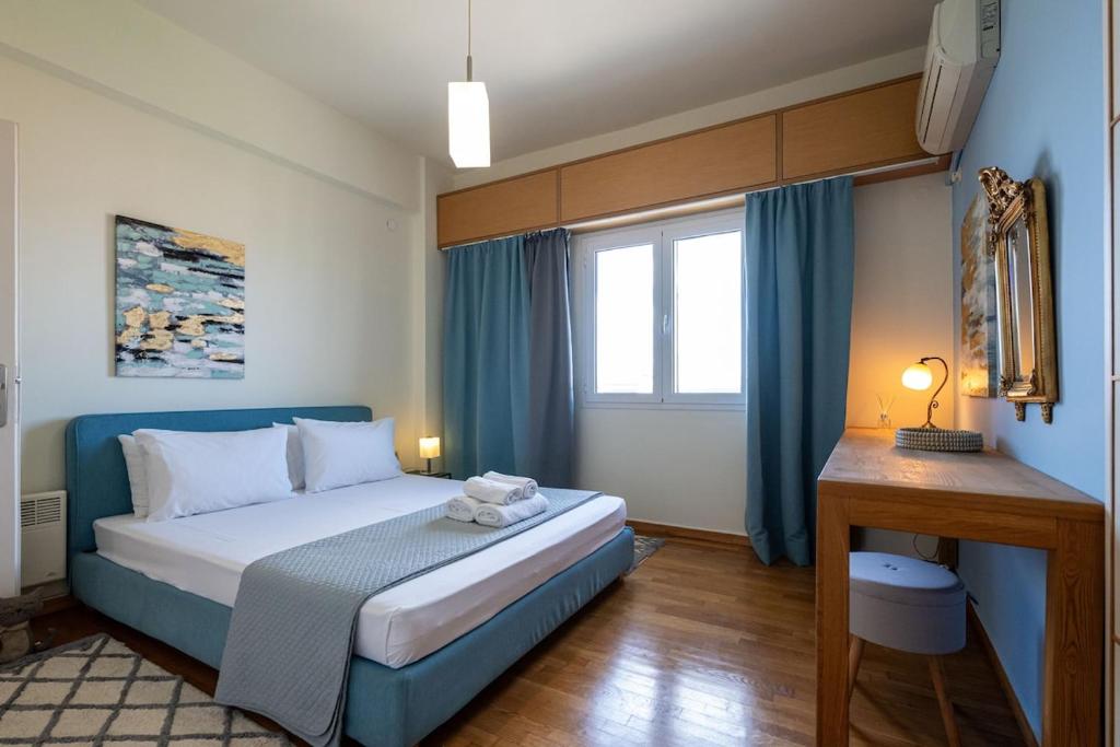 ein Schlafzimmer mit einem großen Bett und einem Fenster in der Unterkunft Mari's Apartment in Kalamata