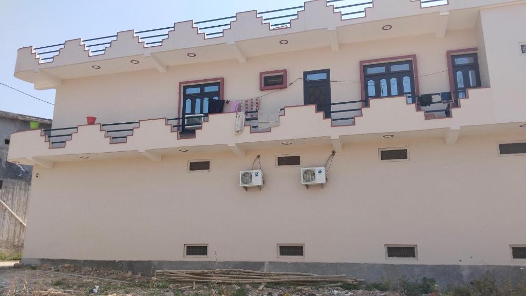 El edificio en el que está la habitación en casa particular