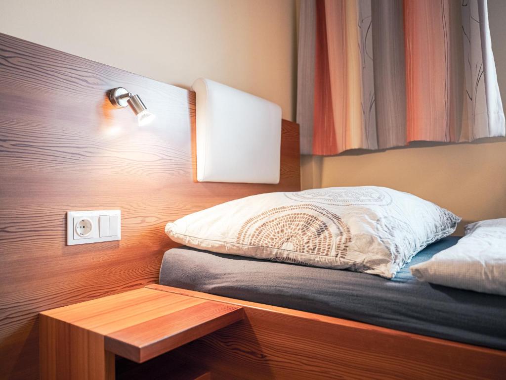 Postel nebo postele na pokoji v ubytování Zirben Diamant Rooms & Dogs