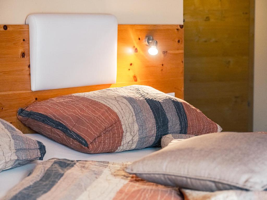 Postel nebo postele na pokoji v ubytování Zirben Diamant Rooms & Dogs