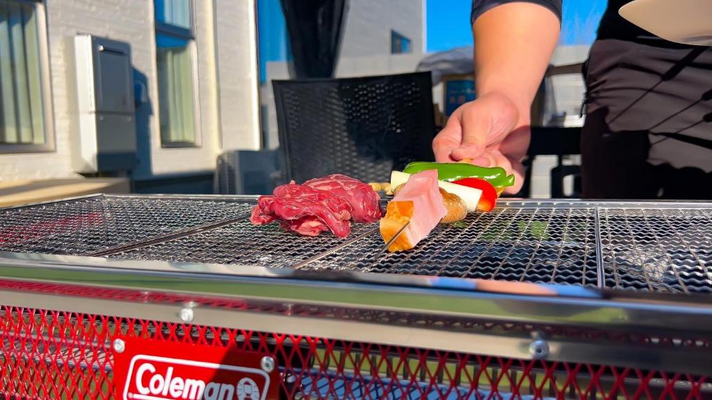 八街市にある8Room - Vacation STAY 70877vの人間が焼き物を作っている