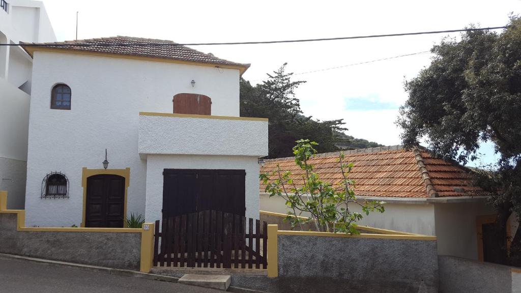 una casa blanca con una valla delante en Casa da Camacha en Porto Santo
