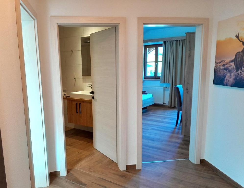 una camera con corridoio con specchio e bagno di Gasthof Steinbichler a Nussdorf am Attersee