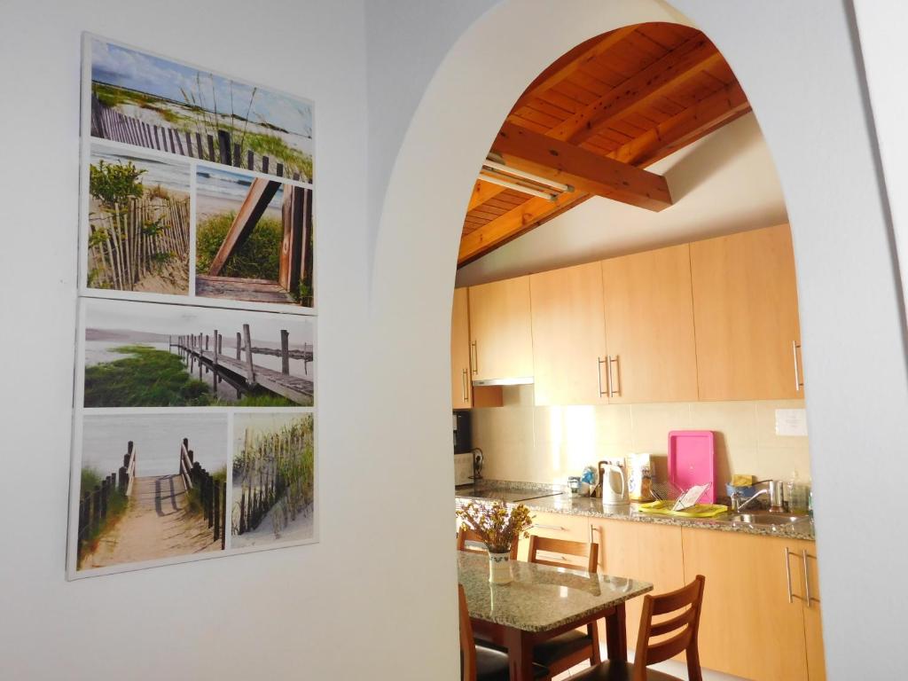 cocina con arco y mesa en una habitación en Dinas Guesthouse, en Lagos