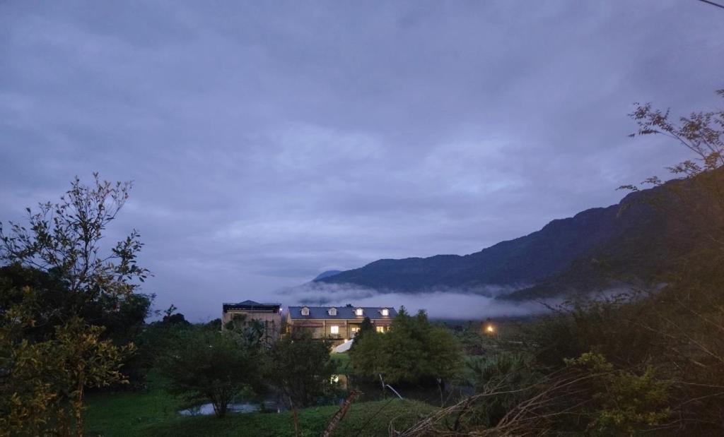 嵐蜻蜓莊園民宿評價、特色體驗、房價資訊、訂房連結 – 寬闊草地與親切服務 - 照片 6