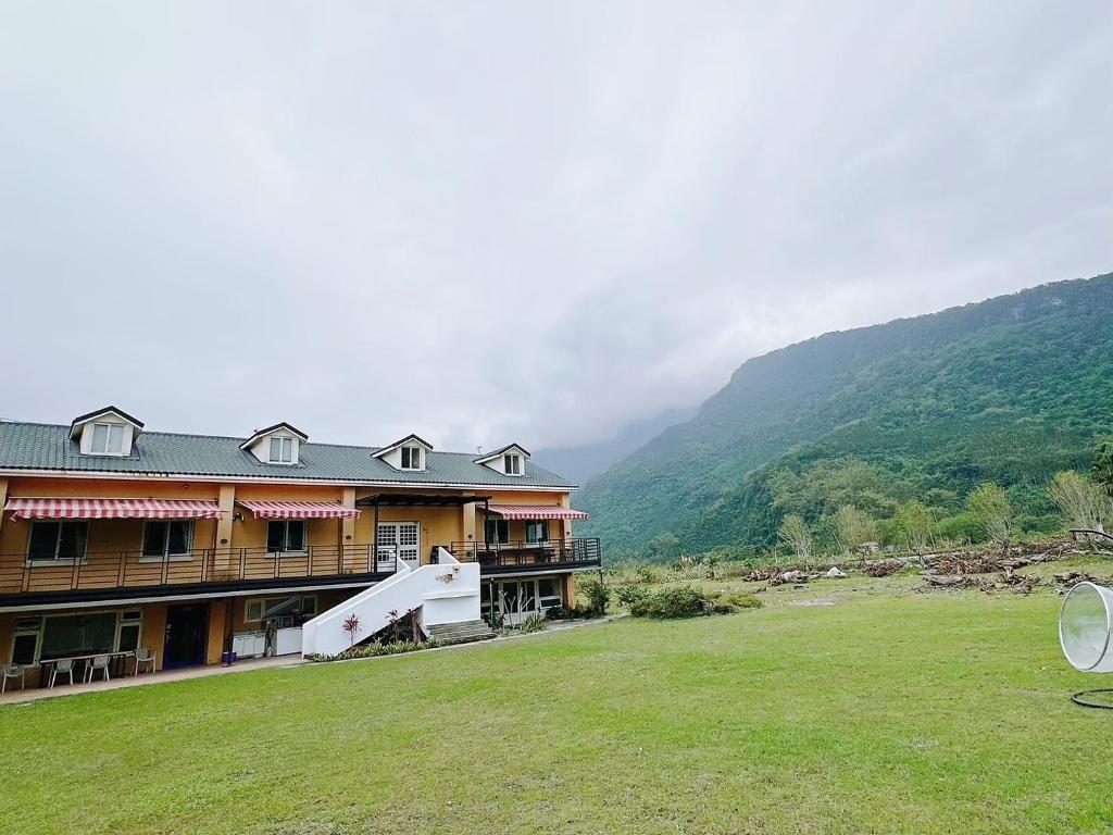 嵐蜻蜓莊園民宿評價、特色體驗、房價資訊、訂房連結 – 寬闊草地與親切服務 - 照片 3