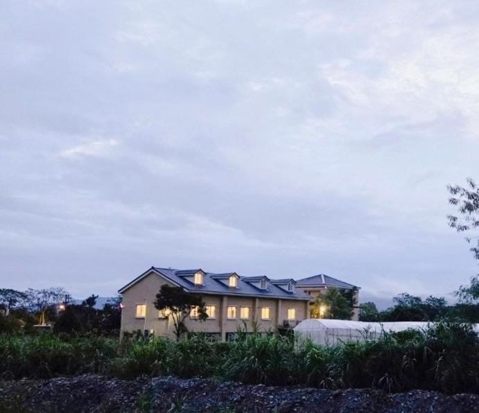 嵐蜻蜓莊園民宿評價、特色體驗、房價資訊、訂房連結 – 寬闊草地與親切服務 - 照片 5