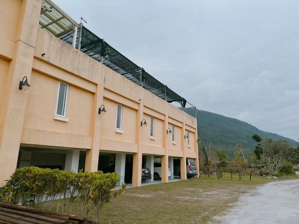 嵐蜻蜓莊園民宿評價、特色體驗、房價資訊、訂房連結 – 寬闊草地與親切服務 - 照片 2