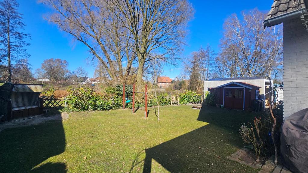 Ein Garten an der Unterkunft Haus am See - Urlaub im Herzen des Münsterlands
