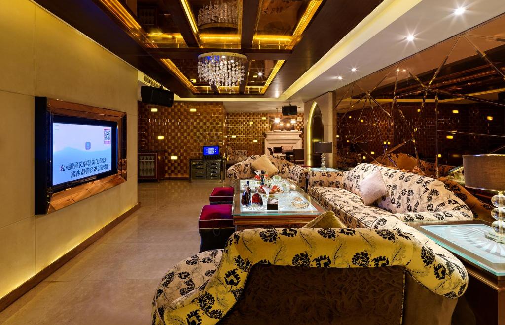 TV a/nebo společenská místnost v ubytování Regal Palace Hotel