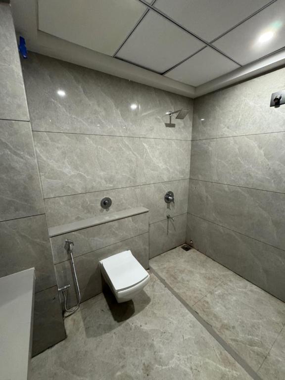 Koupelna v ubytování Adarsh Hotel