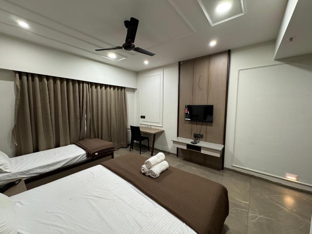 Postel nebo postele na pokoji v ubytování Adarsh Hotel