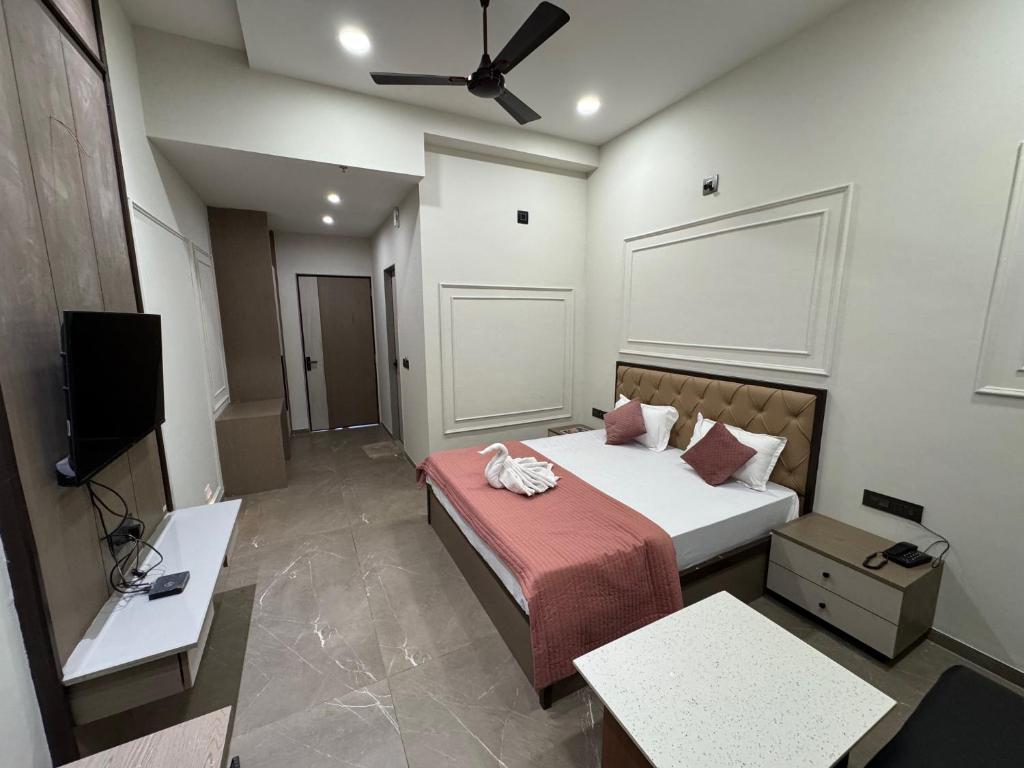 TV a/nebo společenská místnost v ubytování Adarsh Hotel