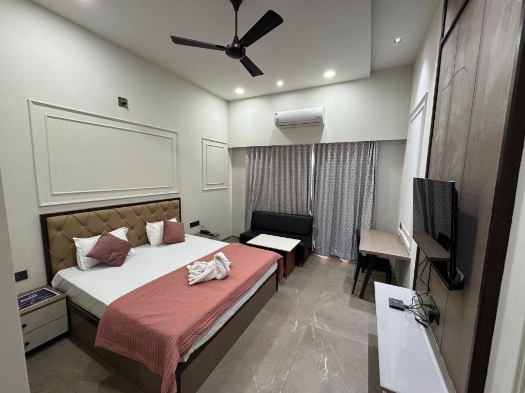 TV a/nebo společenská místnost v ubytování Adarsh Hotel