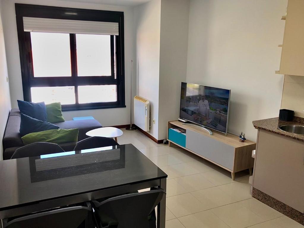 TV a/nebo společenská místnost v ubytování Refugio climático en Finisterre frente a la playa con vistas al mar!!