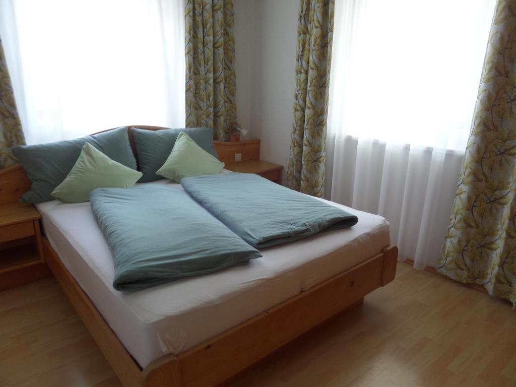 Een bed of bedden in een kamer bij Haus Regenbogen