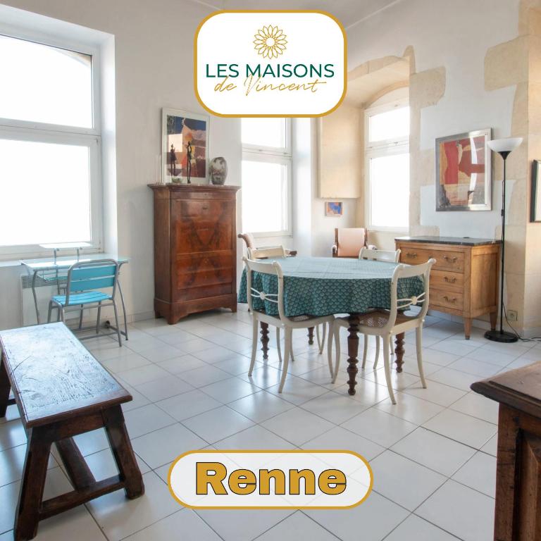 une salle à manger avec une table et des chaises dans l'établissement Renne - Vue imprenable sur le Rhône, à Arles