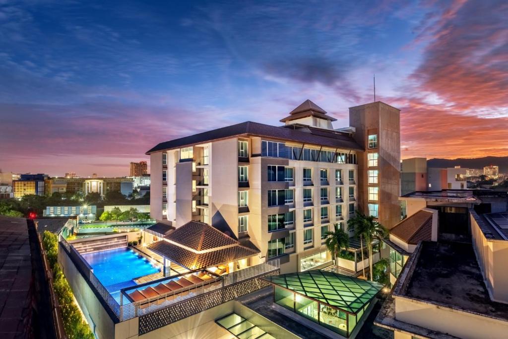 Bazén v ubytování Buri Sriphu Hotel nebo v jeho okolí